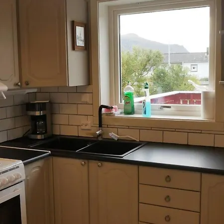 Nyrenovert Leilighet Med Gratis Parkering Leknes Exterior photo